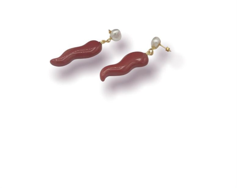 Orecchini corno in pasta di corallo montati su argento