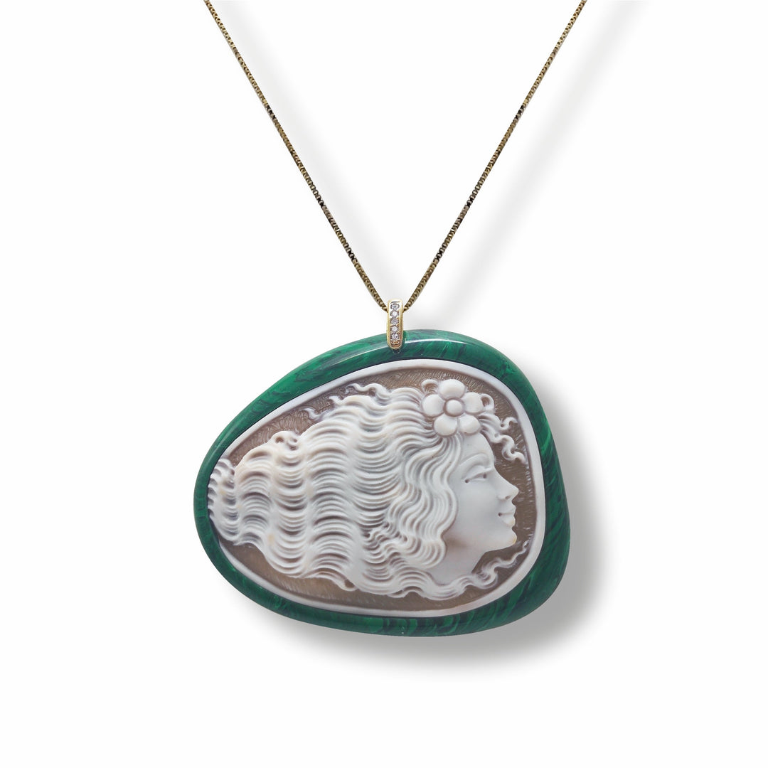Collana ciondolo dea ribelle in cammeo montato su malachite Lucia Vitiello Gioielli di Napoli