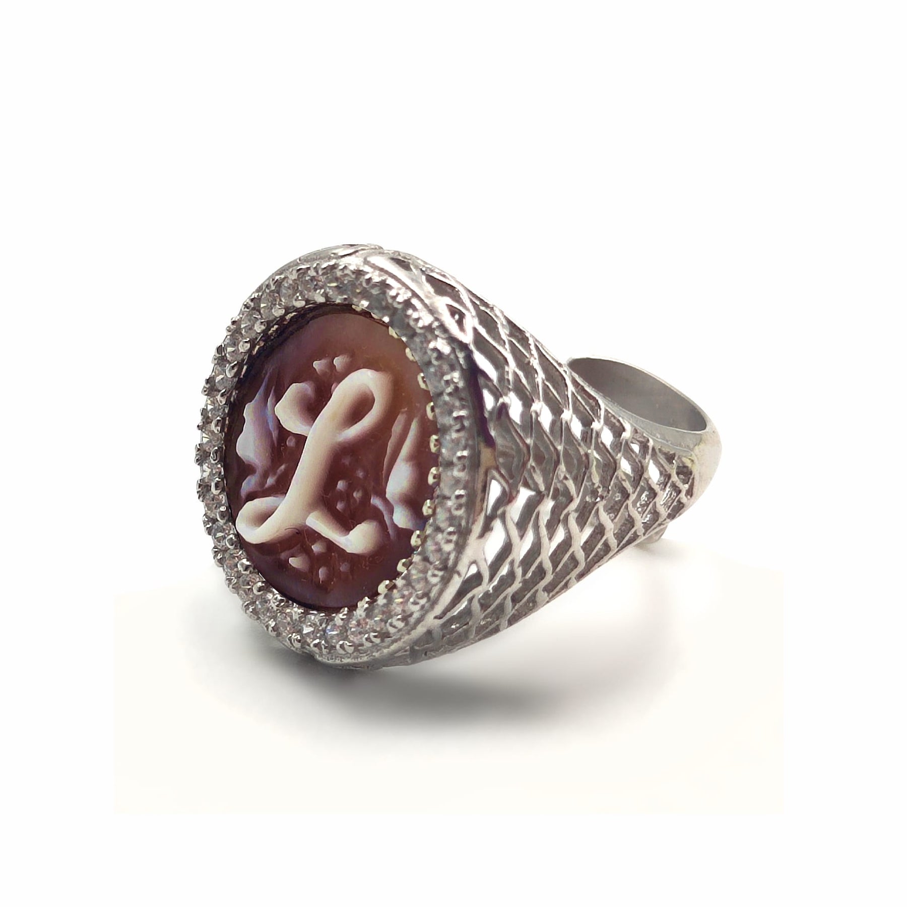 Anello con iniziale su cammeo