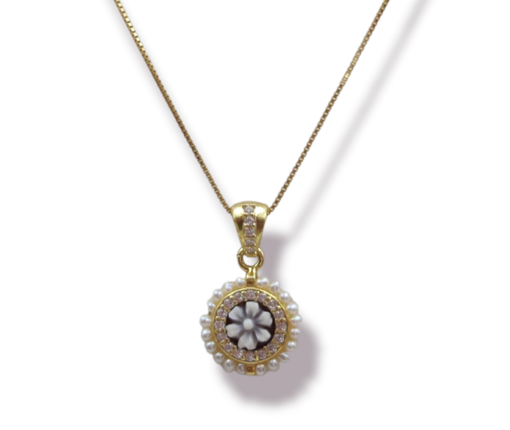 Collana perla su cammeo