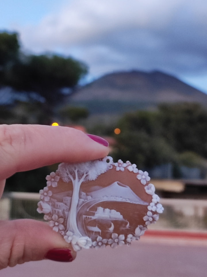 Collana ciondolo Vesuvio in cammeo montato su argento