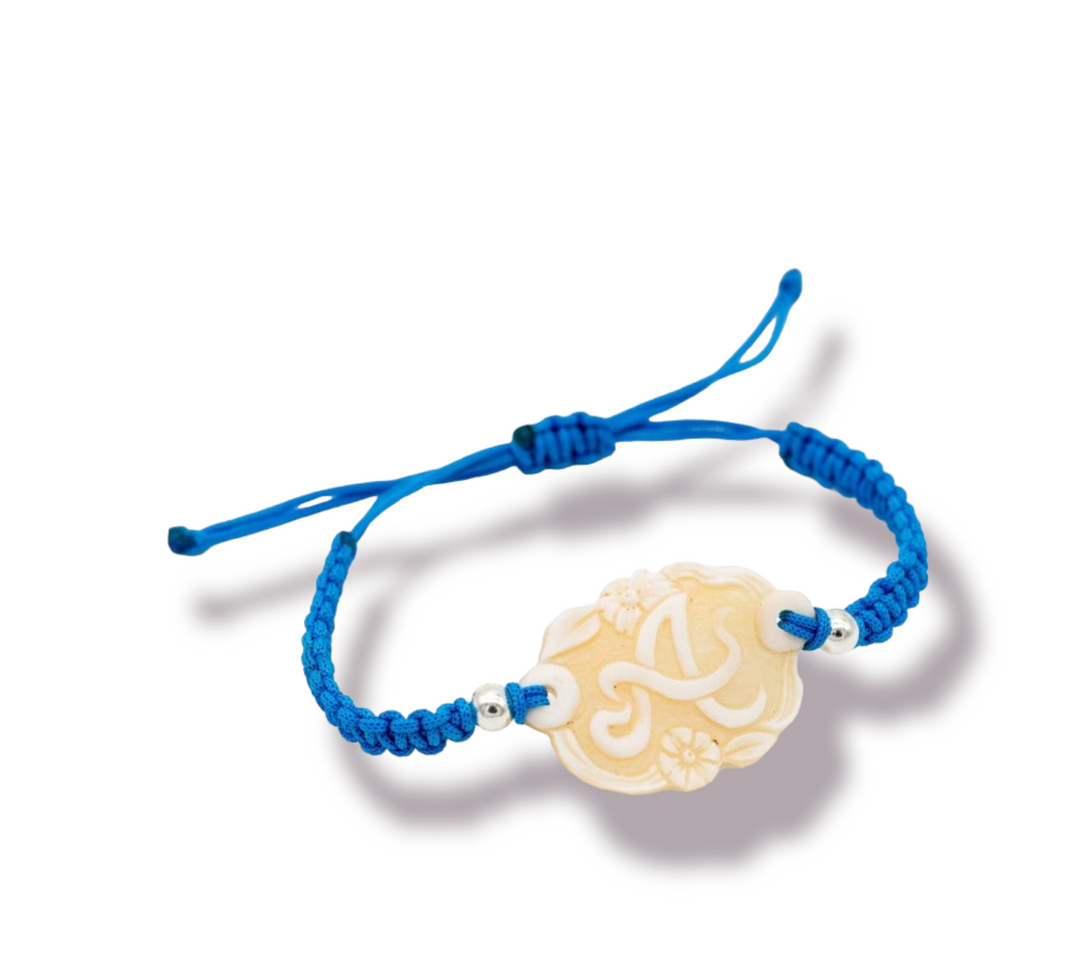 Bracciale lettera in cammeo montato su caucciù Lucia Vitiello Gioielli di Napoli