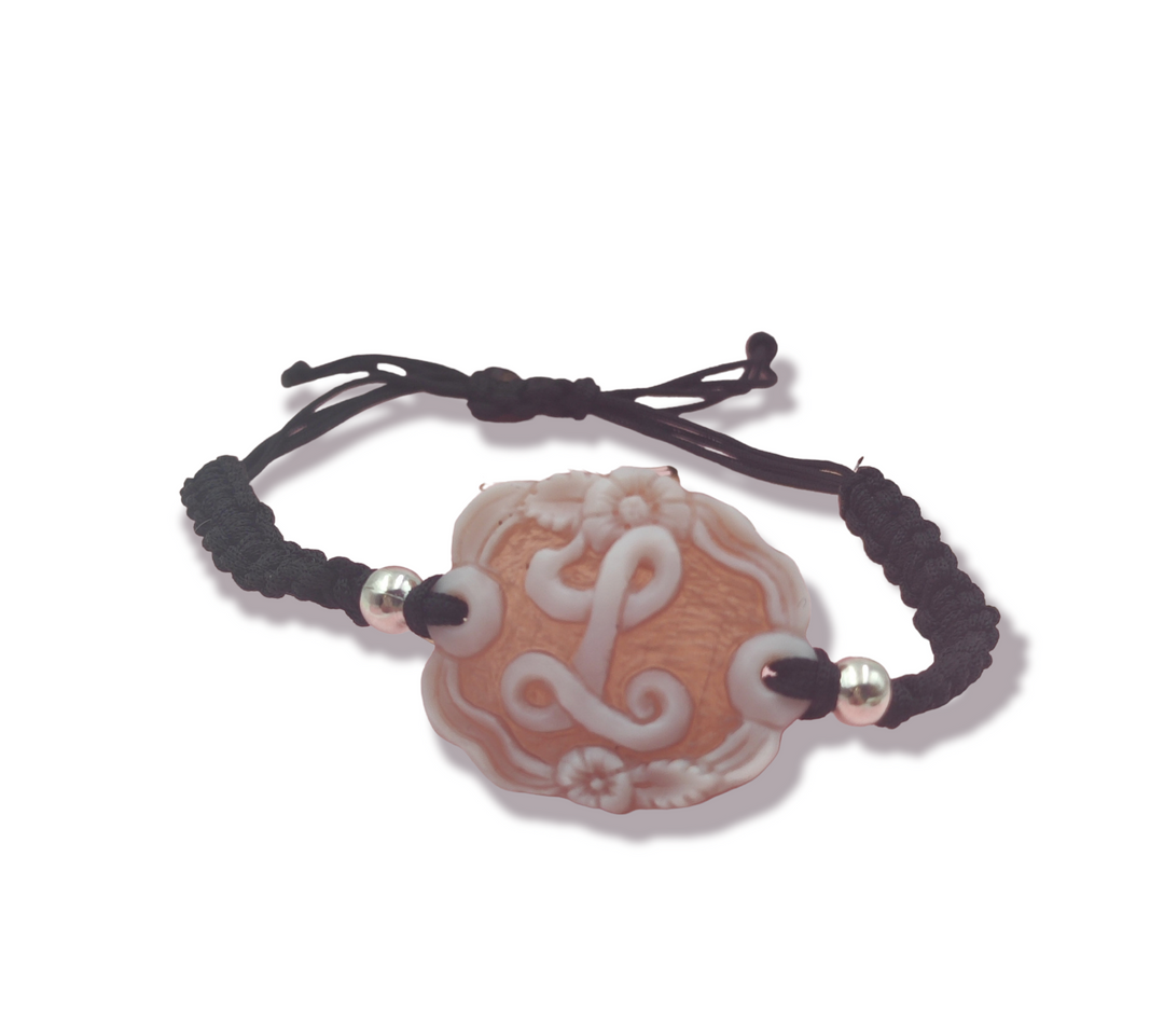 Bracciale lettera in cammeo montato su caucciù Lucia Vitiello Gioielli di Napoli