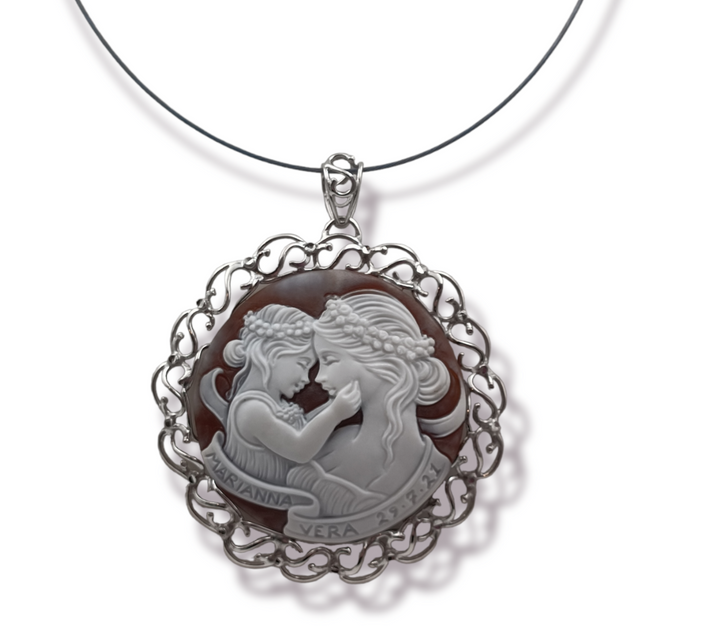 Collana ciondolo connubio d'amore, maternità in cammeo sardonico montato su argento