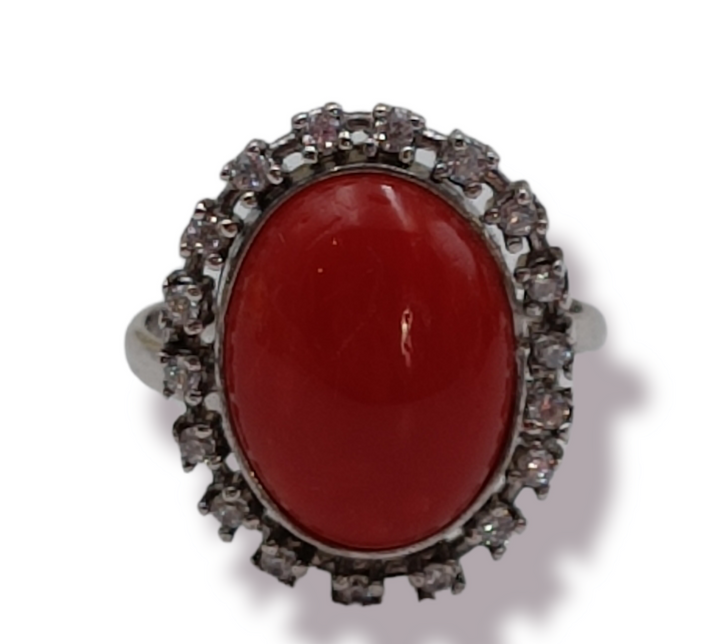 Anello ovale in corallo rosso montato su argento
