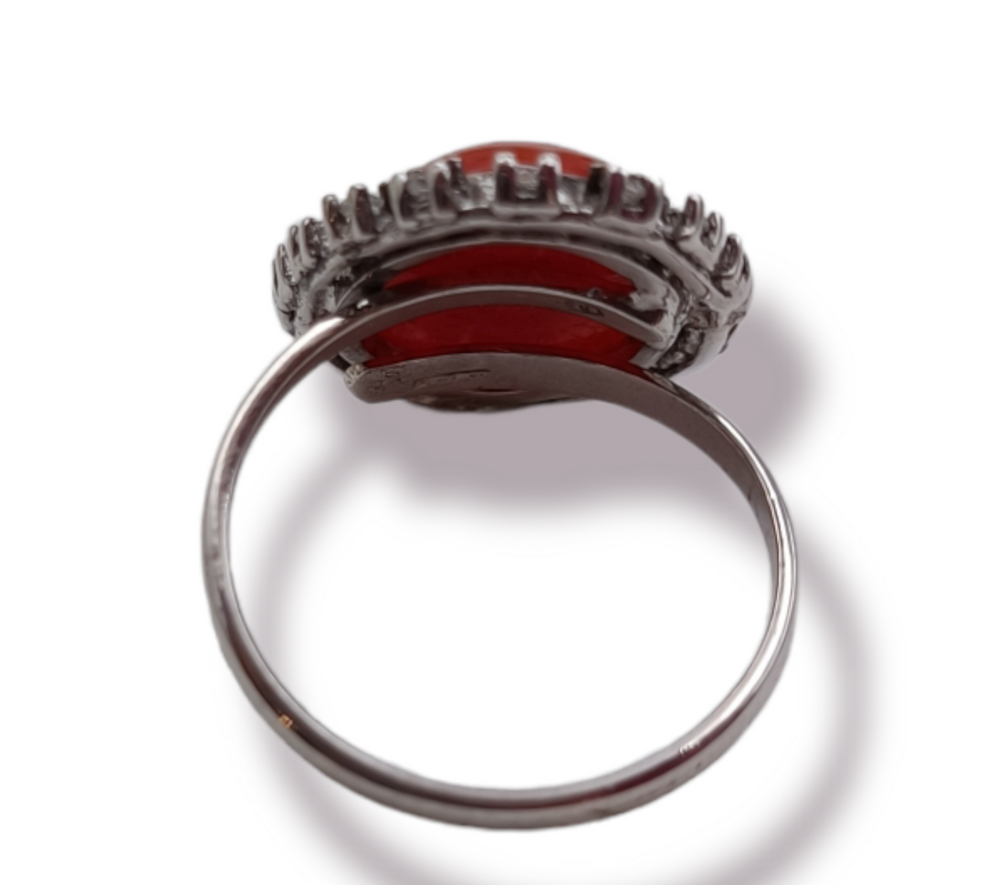 Oval ring in red coral mounted on silver