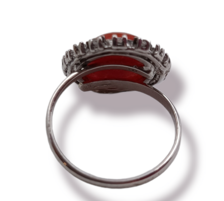 Oval ring in red coral mounted on silver