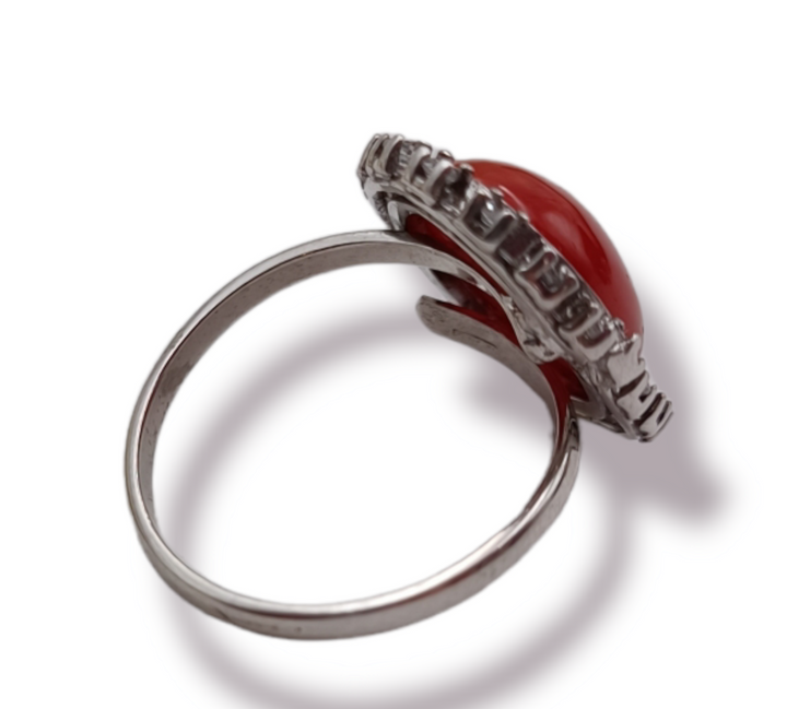 Oval ring in red coral mounted on silver