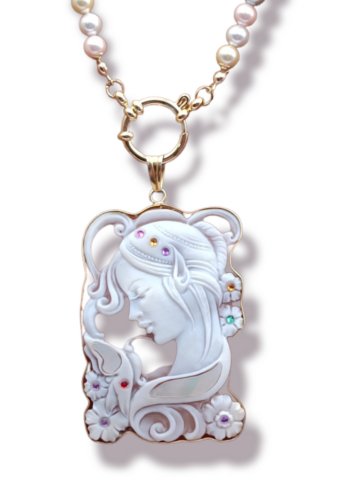 Collana ciondolo dea elfo in cammeo montato su argento
