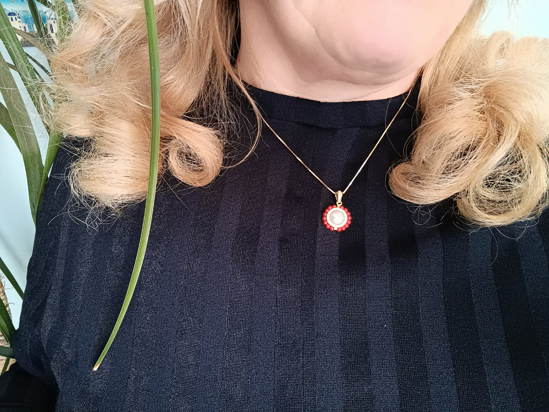 Ciondolo fiore moderno in perla e corallo montato su argento