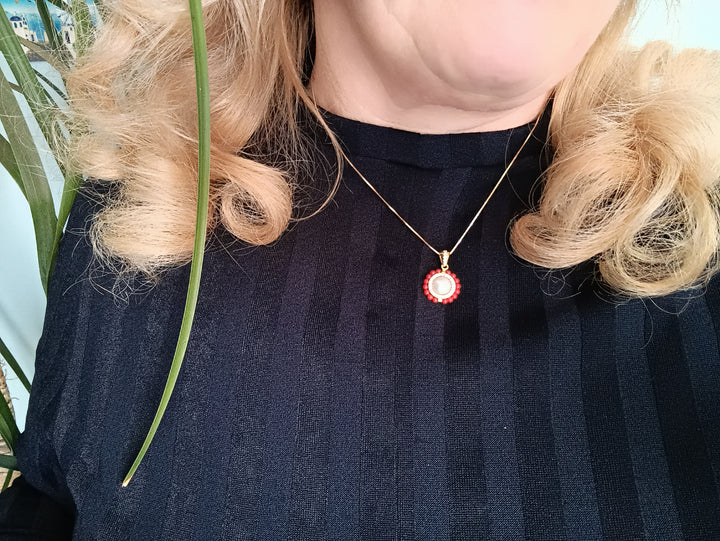 Ciondolo fiore moderno in perla e corallo montato su argento