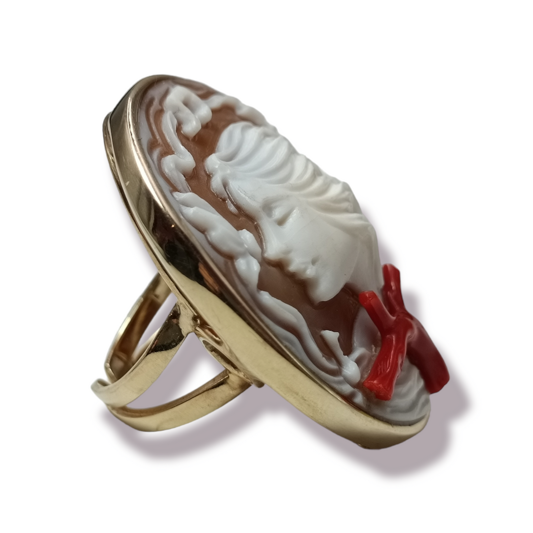 Anello dea in cammeo e corallo montato su argento