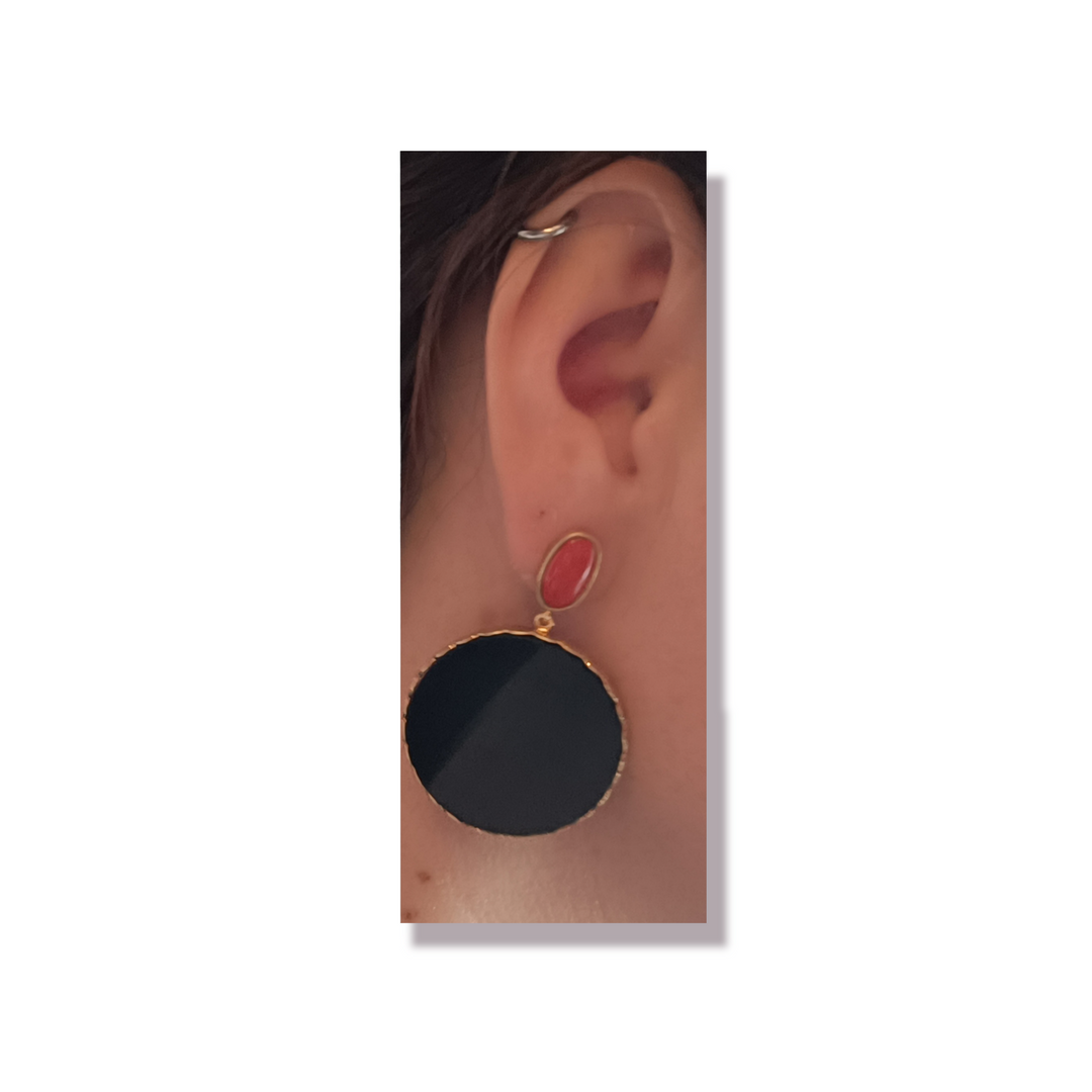 Round coral and agate earrings mounted on silver 