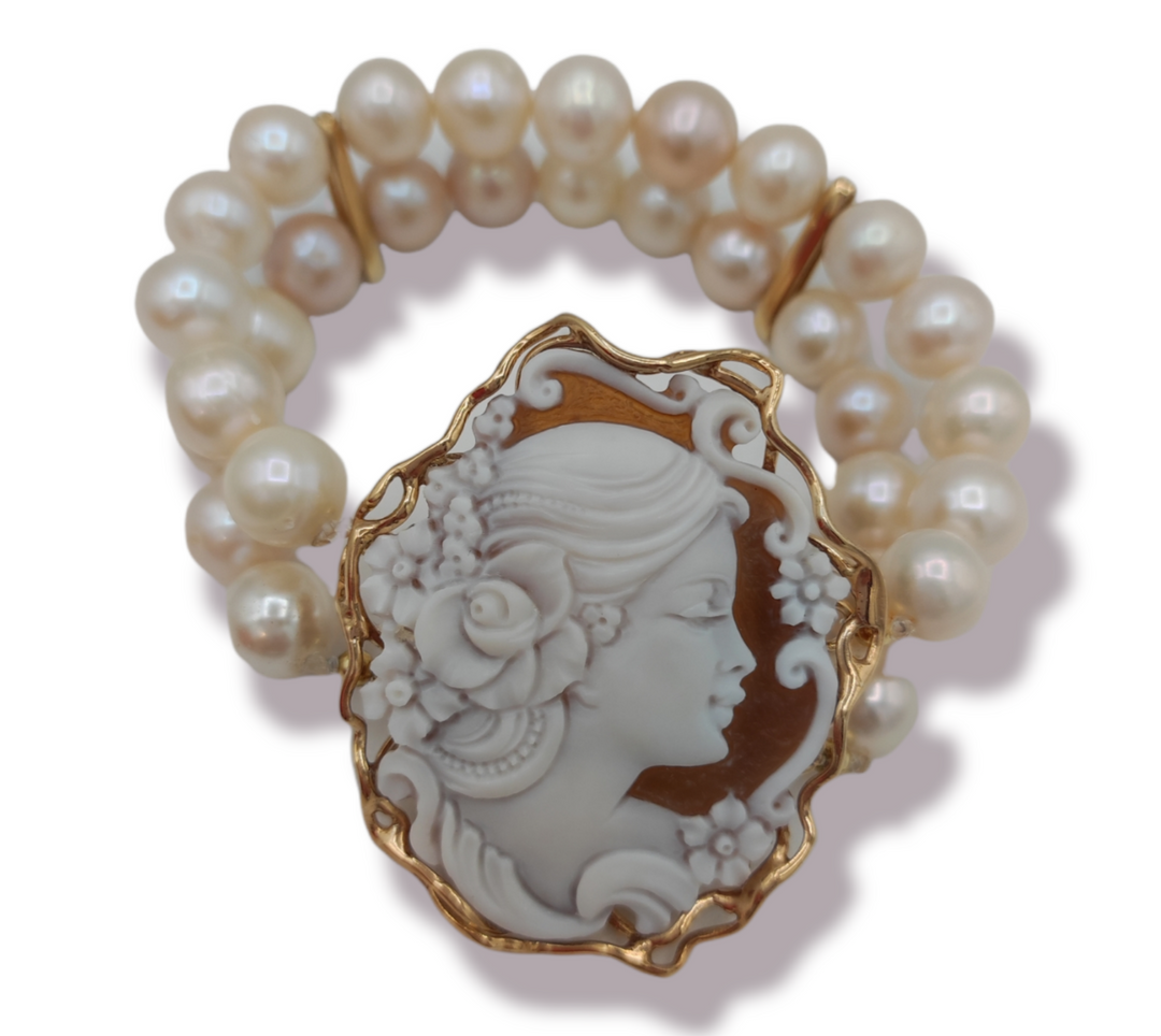 Bracciale dea in cammeo montato con perle di fiume Lucia Vitiello Gioielli di Napoli