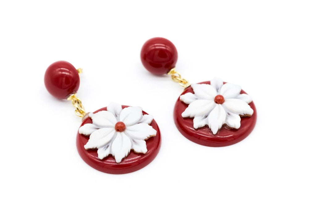 Orecchini fiore bianco e rosso in cammeo montati su pasta di corallo